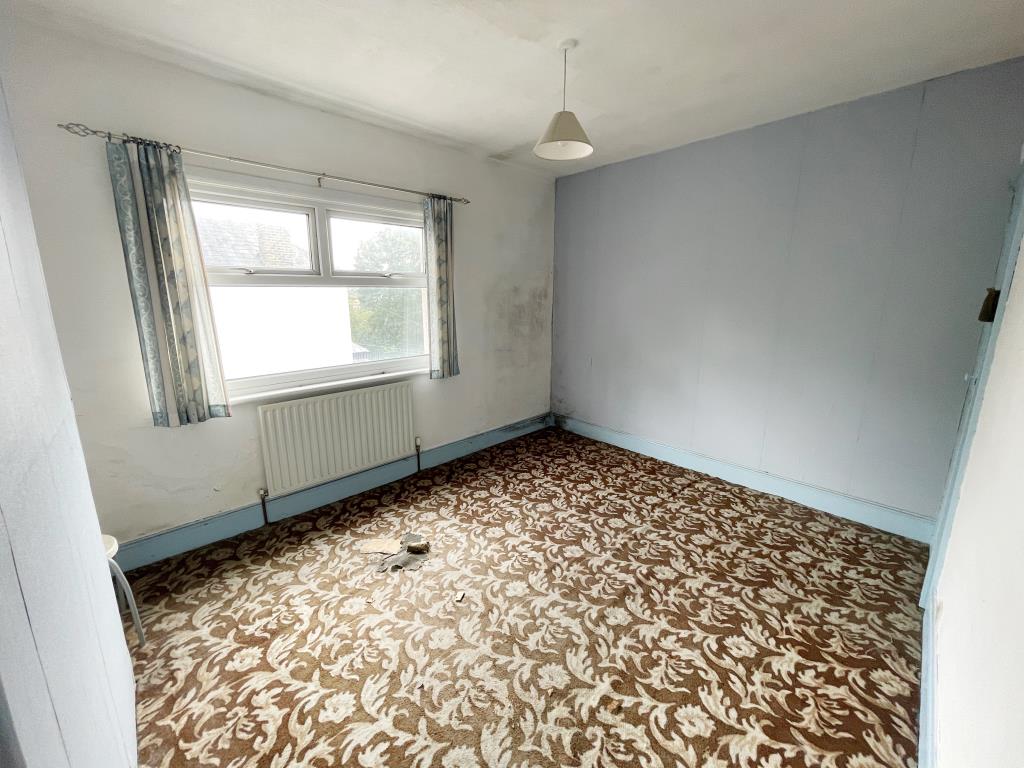 Lot: 158 - TWO-BEDROOM END-TERRACE FOR IMPROVEMENT - Bedroom with window